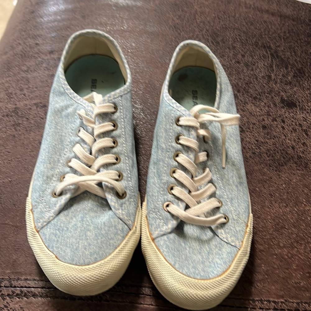 Servers baby blue tennis shoes